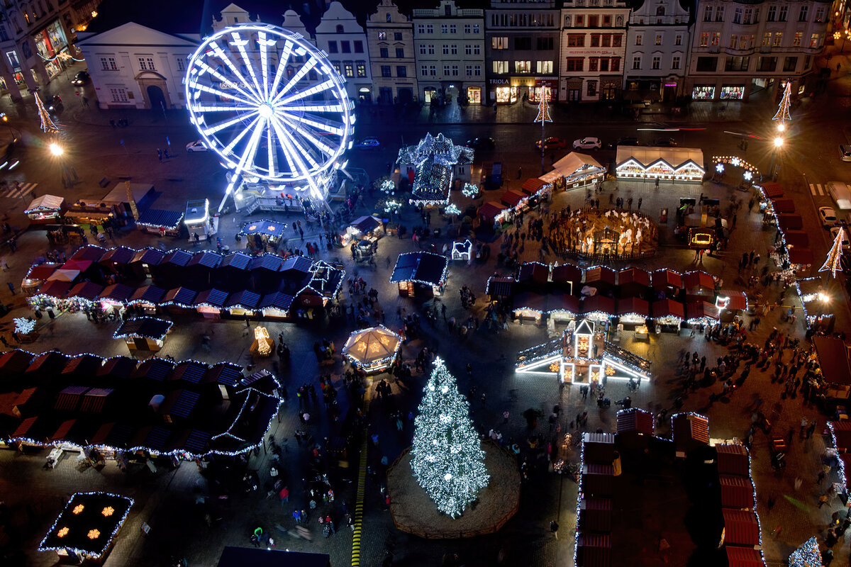 фото из архива автора: площадь с рождественской ярмаркой в центре города Пльзень