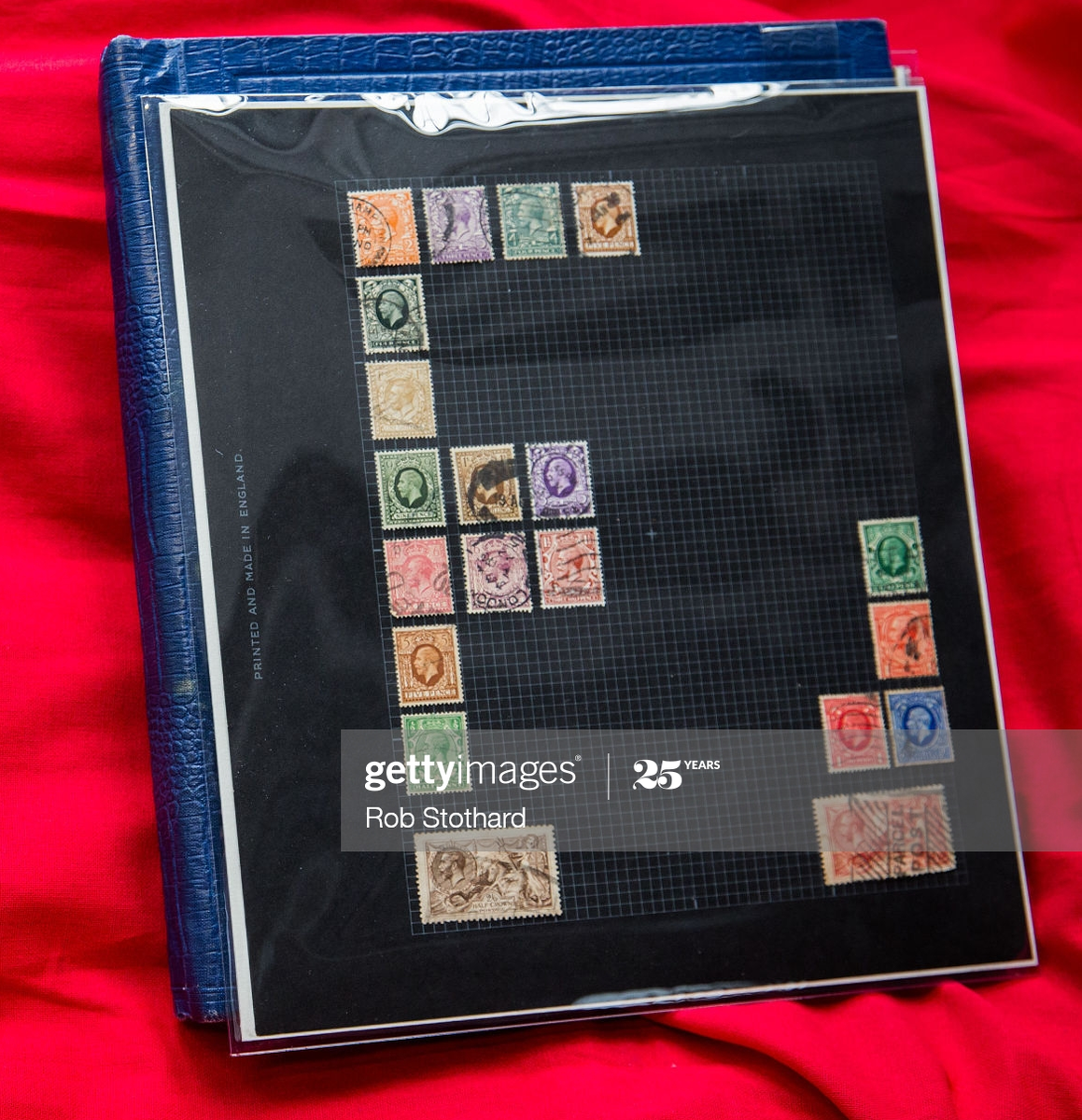 Коллекция марок Фредди Меркьюри на выставке.