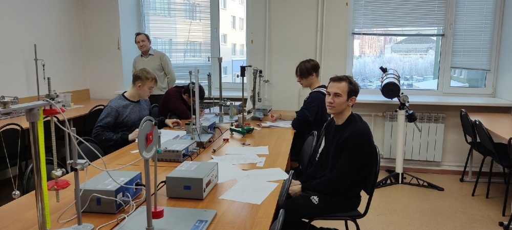    Школьникам Сургутского района преподают физику на базе СурГУ