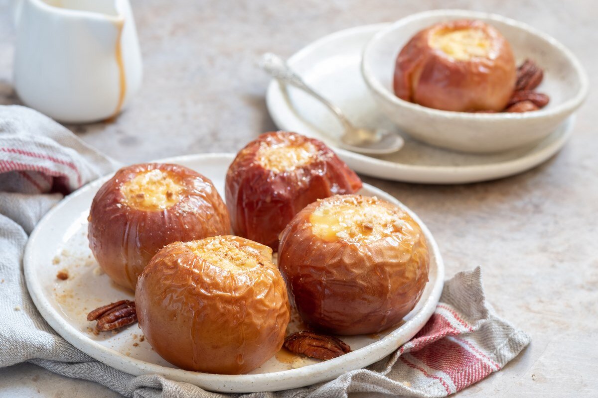 Почему нужно добавить в свой рацион печеные яблоки