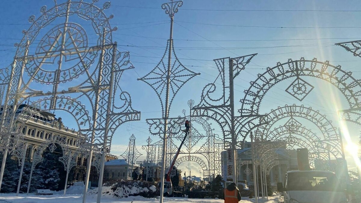     В Казани начали устанавливать традиционные украшения на Площади Свободы. Фотографии с места передает корреспондент Inkazan.