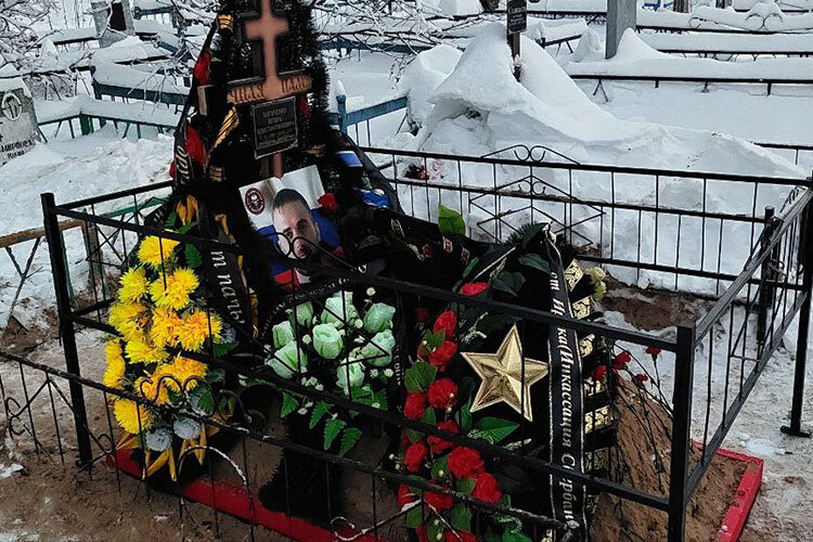   Похоронили «Богаченко-Коновалова» в закрытом гробу без особых воинских почестей, в гражданской одежде. На церемонии прощания, по нашим данным, присутствовали порядка 40 человек Фото: Нурия Фатхуллина