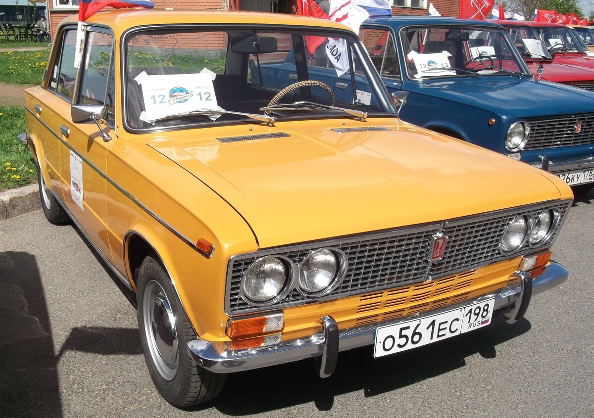 ВАЗ-2103 - это первый автомобиль из Тольятти, который я начал снимать на улицах из исторического интереса. Впрочем, притягивает взгляд и цветовая гамма этих машин