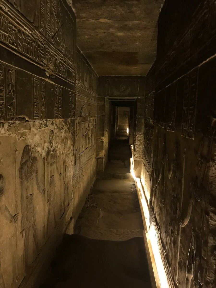 Закрытая крипта храма в Дендере