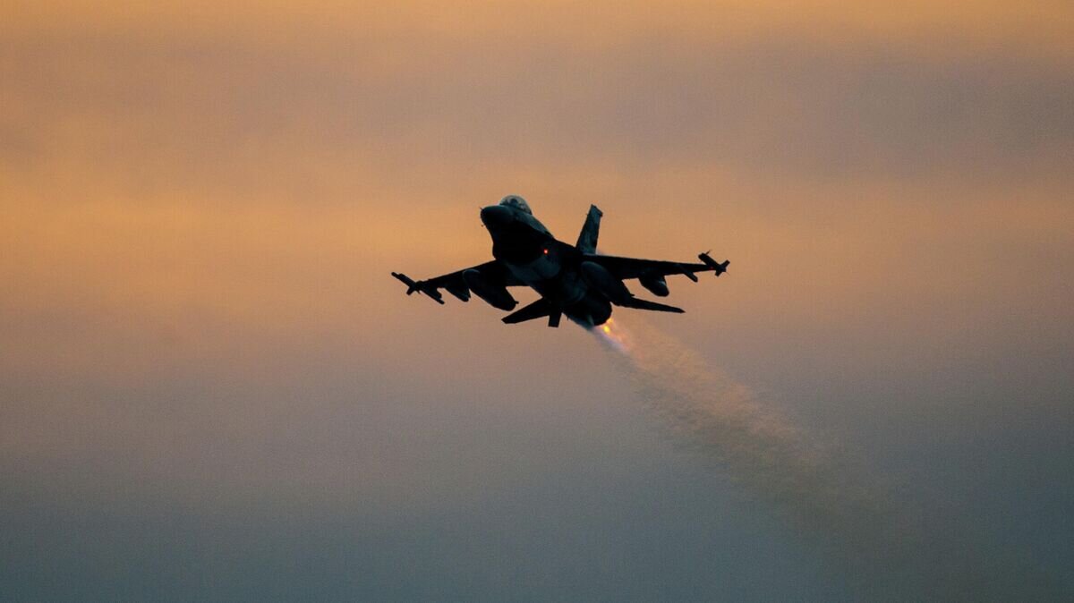    Американский истребитель F-16 в небе© Фото : United States government work / US Air Force/ Joseph L. Swafford