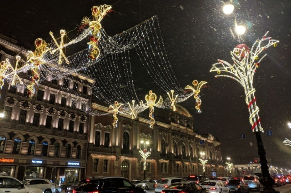    На Невском проспекте в центре Петербурга включили новогоднюю подсветку
