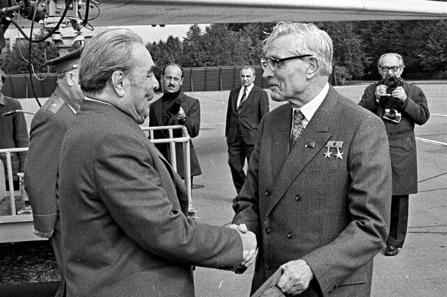 Леонид Брежнев и Михаил Суслов 