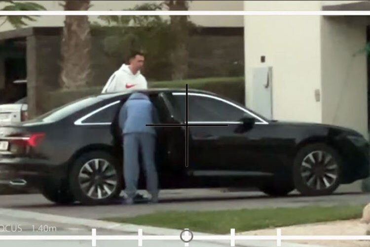    Примечательно, что видеообращение Зыгмунтовичь выпустил на следующий день после того, как кадры с ним опубликовал YouTube-блогер Андрей Алистаров. Последний выпустил видео, на котором он заснял в Дубае человека, похожего на Зыгмунтовича, с женой и ребенком Фото: скриншот видео YouTube-блогера Андрея Алистарова