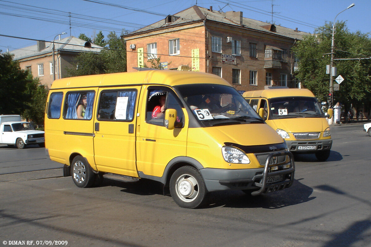 ГАЗель маршрута № 5э «Больница № 22 — Поликлиника № 24» сворачивает с улицы имени 40 лет ВЛКСМ на проспект Столетова. Позади ГАЗель на конкурирующем маршруте № 5а (ныне № 5с)