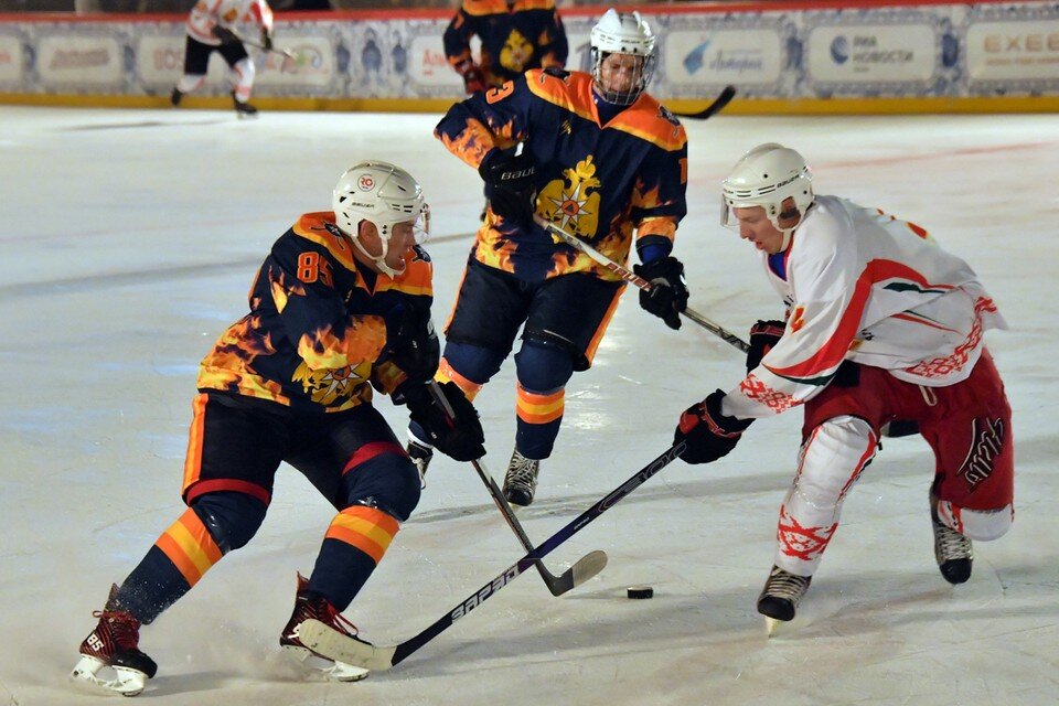     Команды отыграли, как и положено, три периода по 20 минут. Матч получился напряженным и захватывающим Владимир ВЕЛЕНГУРИН