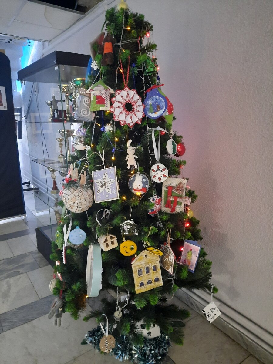 Ёлка украшена игрушками, сделанными ребятами на творческих мастер-классах