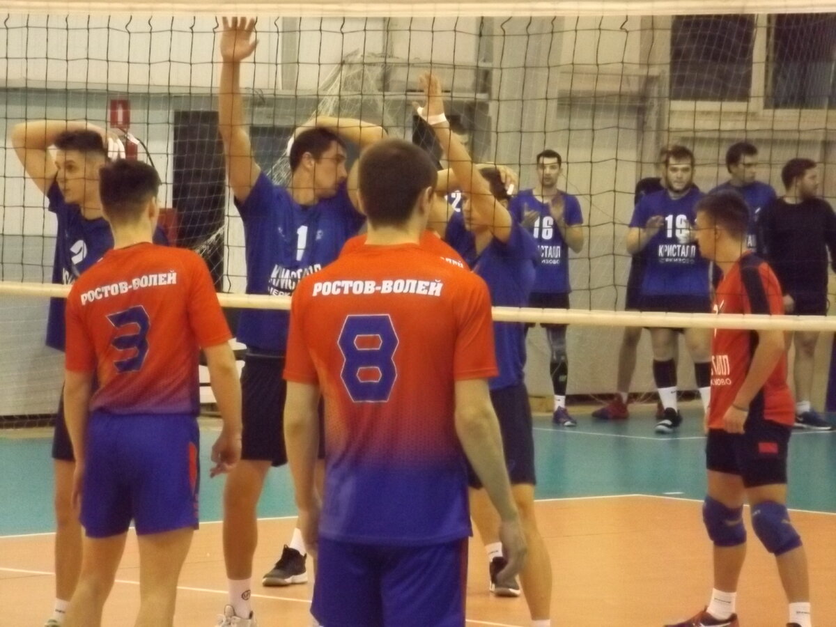 Джанни кристалл воронеж. Кристалл воронеж волейбол 3 номер. Кристалл черкизово воронеж волейбол. Воронеж волейбол мужчины. Волейбол команда воронеж.