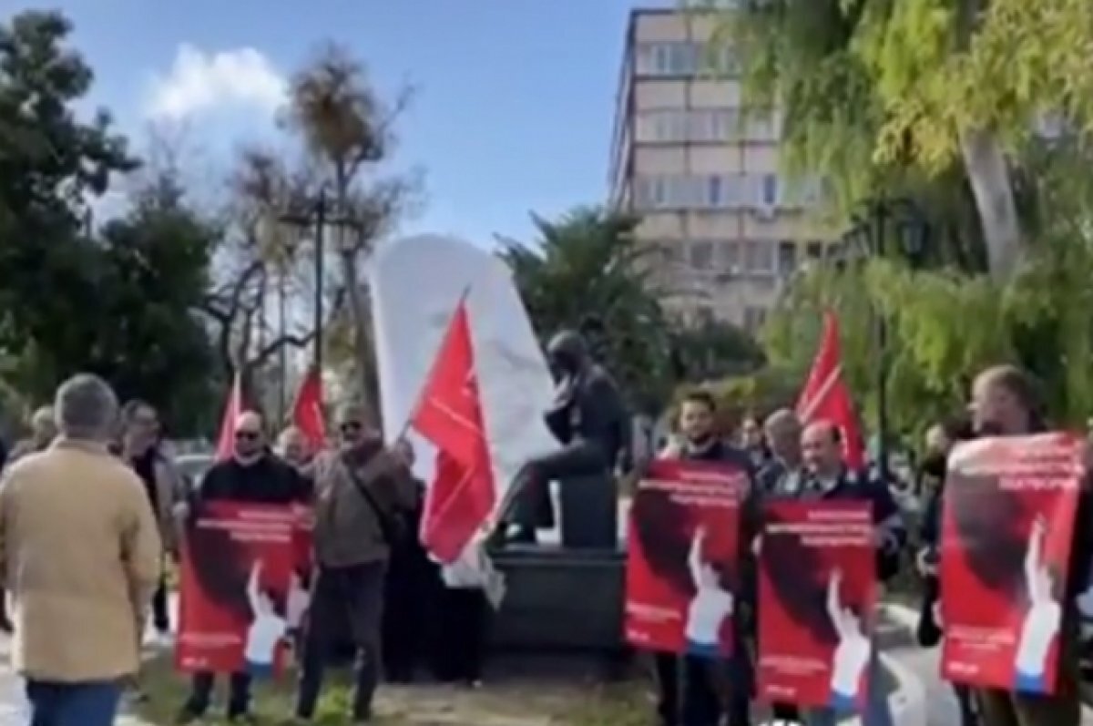    В Греции провели акцию против НАТО и фашизма на Украине