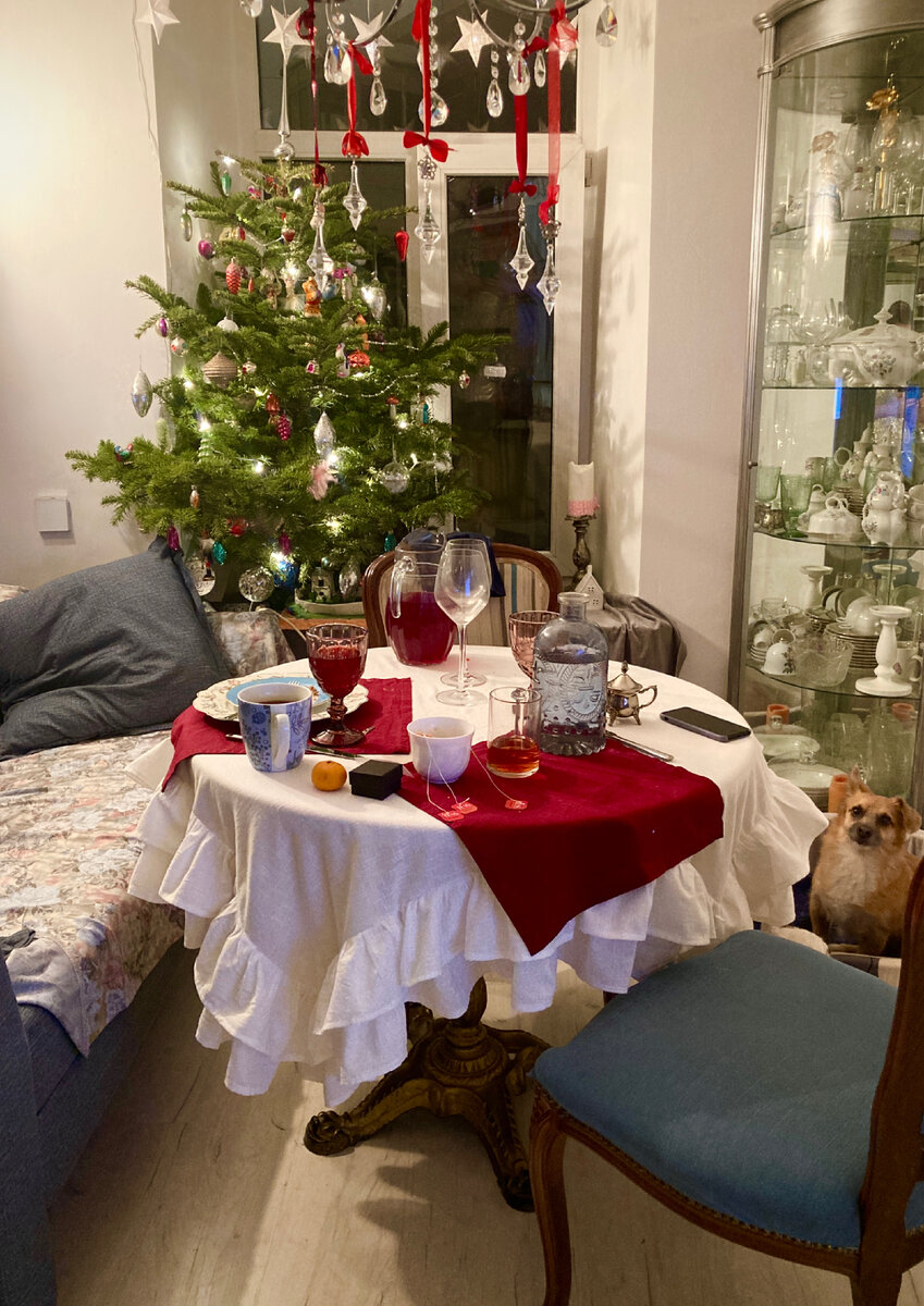 Смотреть тут надо только на саму скатерть - это, собственно, стол после бала перед отходом ко сну (Умка переваривает оливье)