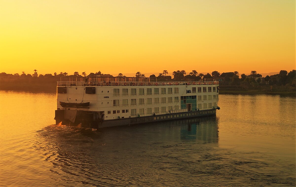 Хотя хлопоты с рейсом и отвлекали, в золотые закаты над Нилом я успела влюбиться.:)