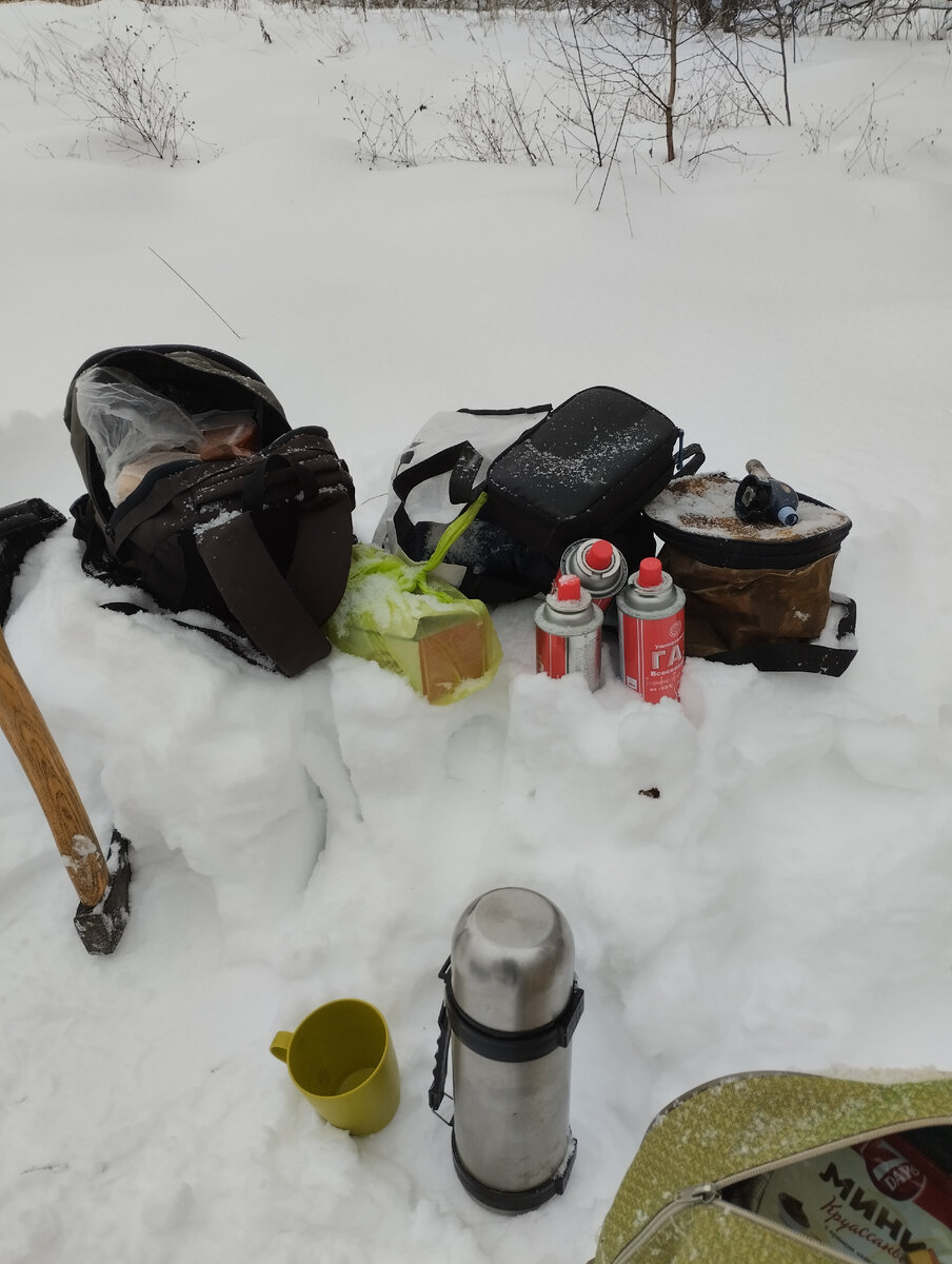 а газ использую , чтобы огонь быстрее разжечь: дрова-то все сырые да в снегу.