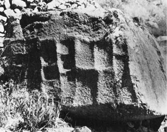 Следы обстукивания  на блоке красного гранита в южном карьере Качикаты (карьер в районе Ольянтайтамбо).