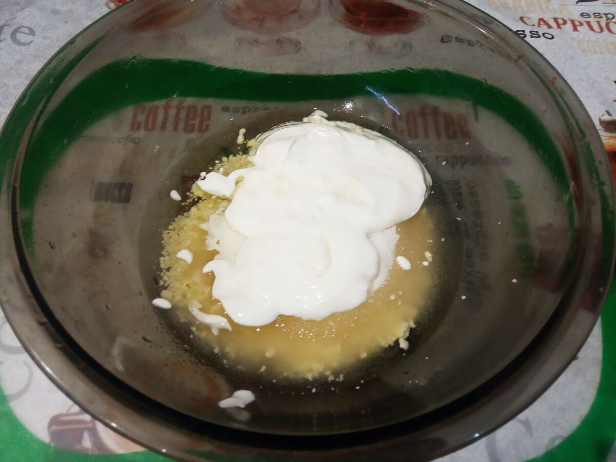 Соединяем желтки, сахар, растительное масло и сметану