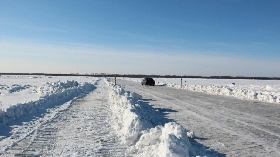     Прочный лед позволил отрыть зимники в северных районах региона.