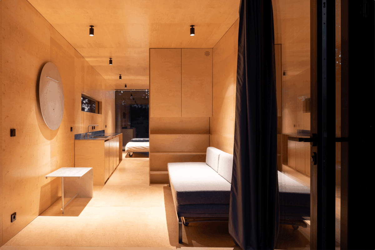 Нажмите на изображение, и оно начнёт двигаться. Источник - https://static.wixstatic.com/media/7b5362_58808c934af94b3796f75ee40e177d6a~mv2.gif/v1/fill/w_700,h_467,q_80/7b5362_58808c934af94b3796f75ee40e177d6a~mv2.webp