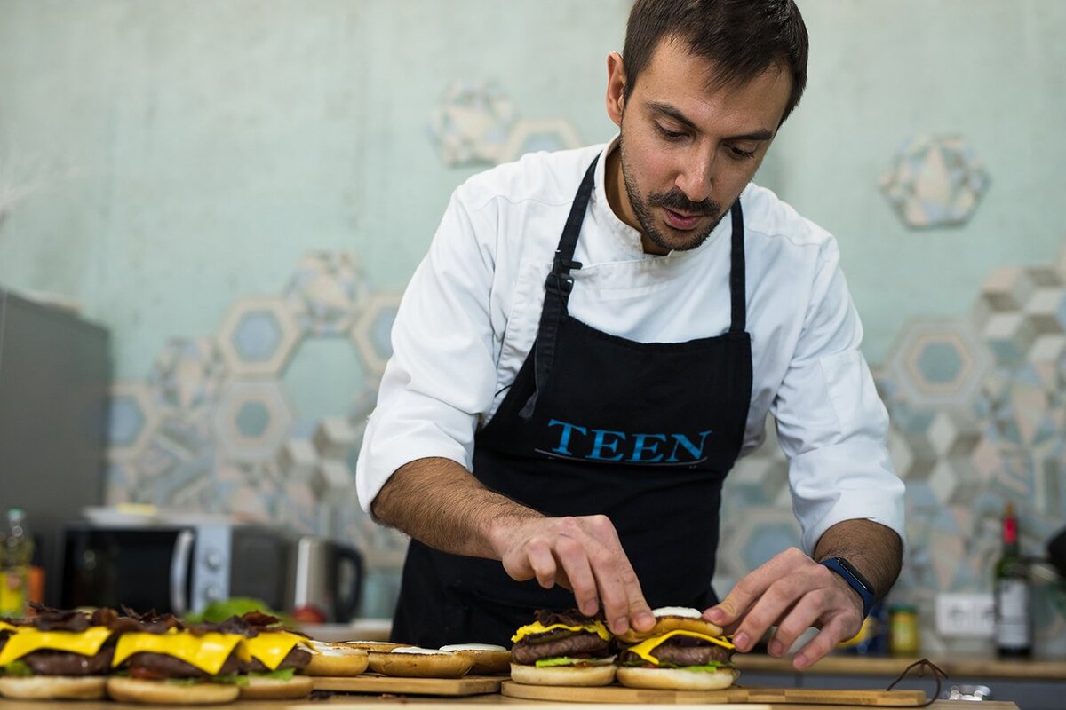 Два рецепта вкуснейших домашних бургеров от шеф-поваров! Один раз  попробовали, и в ресторан больше не хочется. А весь секрет в соусах. | TD  Cooking | Дзен