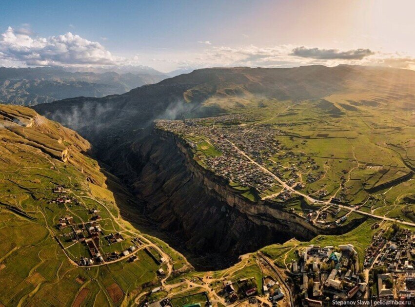 Дагестанское село Хунзах находится в 140 км от Махачкалы на высоте 2 км над уровнем моря. На протяжении нескольких веков это место было центром древнего государства Сарир.