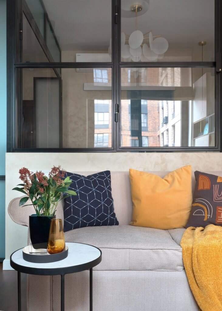 На 36 кв.м. - спальня, кухня, гостиная, гардеробная и красочный уютный интерьер