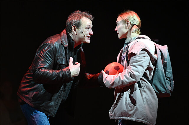    Марат Башаров в роли Сени и Екатерина Ливанова в роли Кати в спектакле «Нежданно-негаданно» по произведению Валентина Распутина в постановке режиссера Галины Полищук на сцене МХАТ им. М. Горького. Фото: РИА/  Екатерина Чеснокова