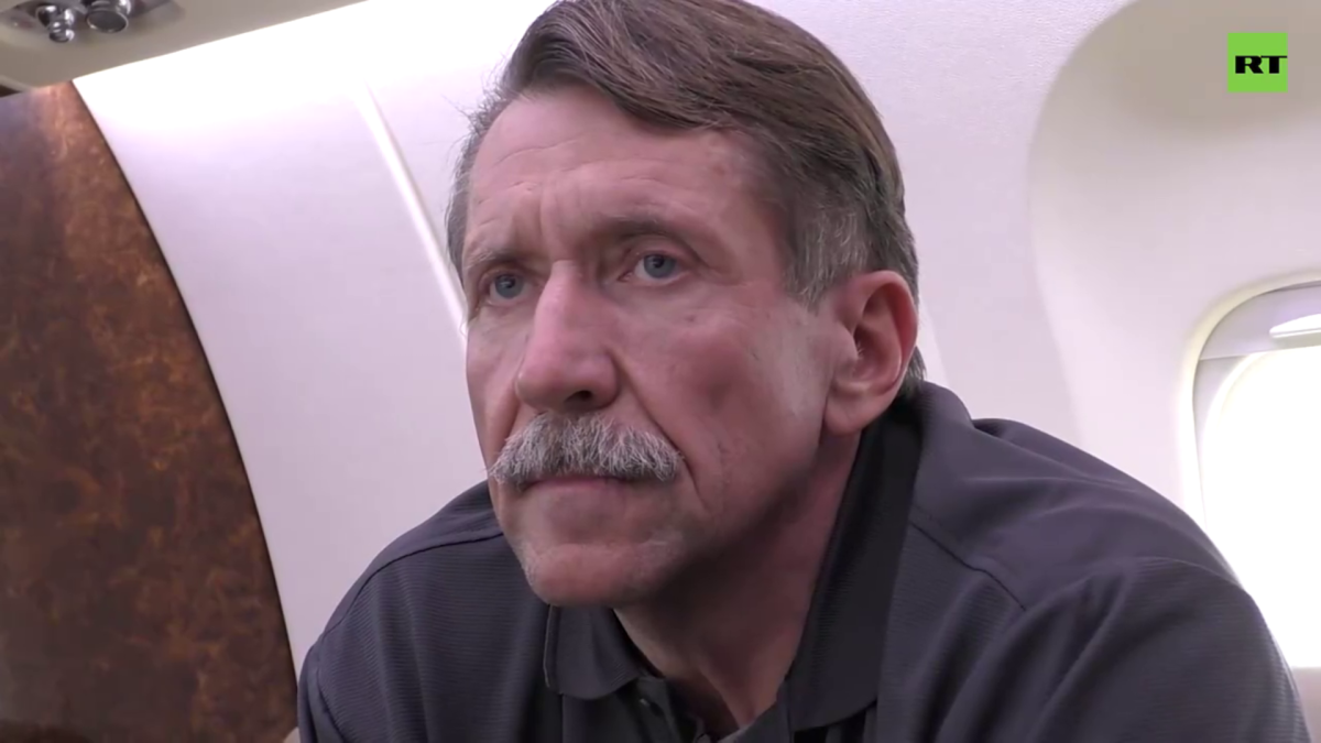 Виктор Бут в день освобождения на бизнес-джете готовится к перелету в Россию. Кадр репортажа RT