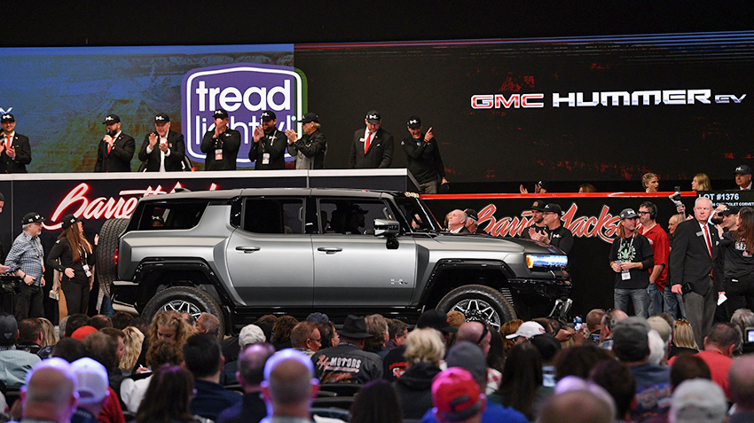 Первый товарный электрический внедорожник GMC Hummer EV SUV ушел с молотка на благотворительном аукционе за полмиллиона долларов