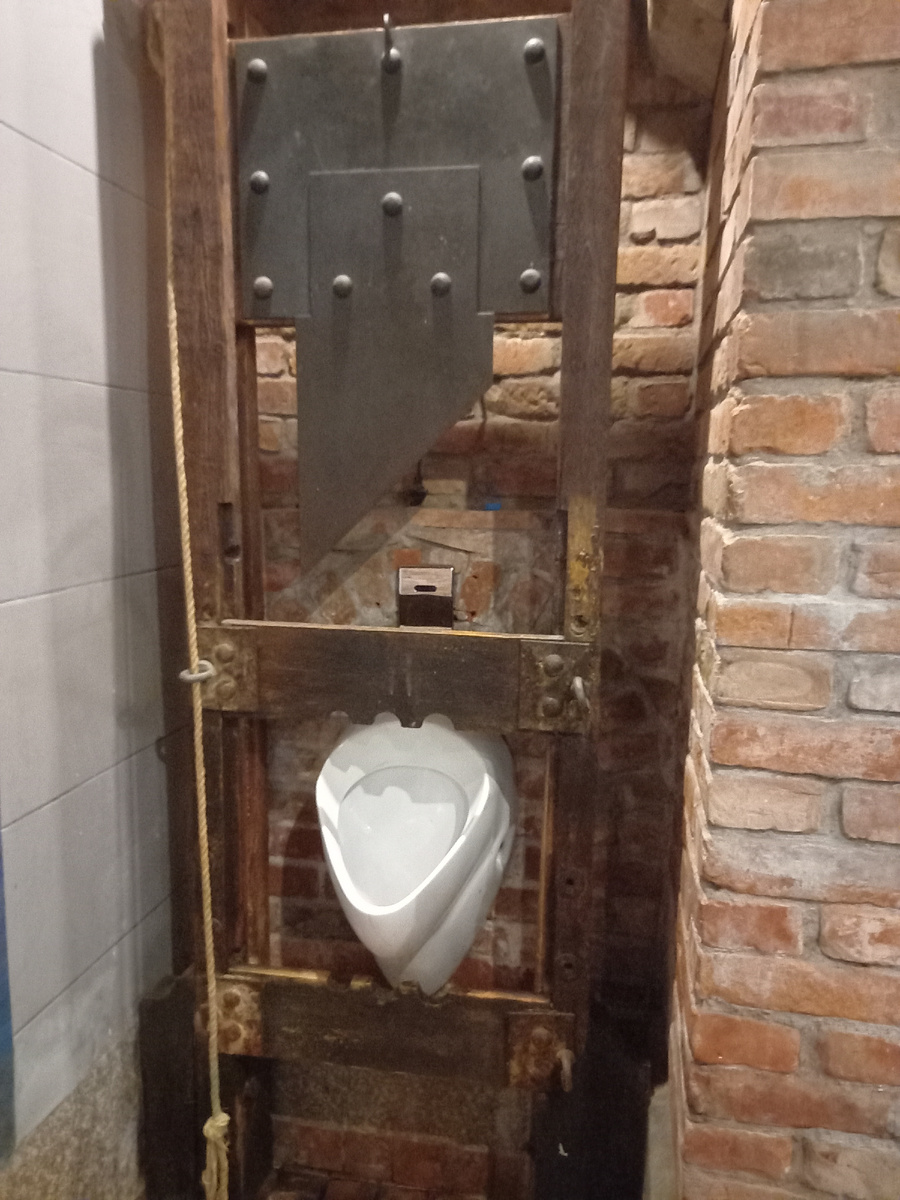 Некоторые туалеты оформлены очень оригинально, и даже пугающе.