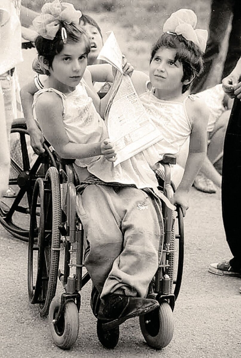 Сиамских близнецов зита и гита. Сиамских близнецов зиты и гиты. Зита и гита сиамские близнецы. Сёстры резахановы зита. Зита и гита резахановы.