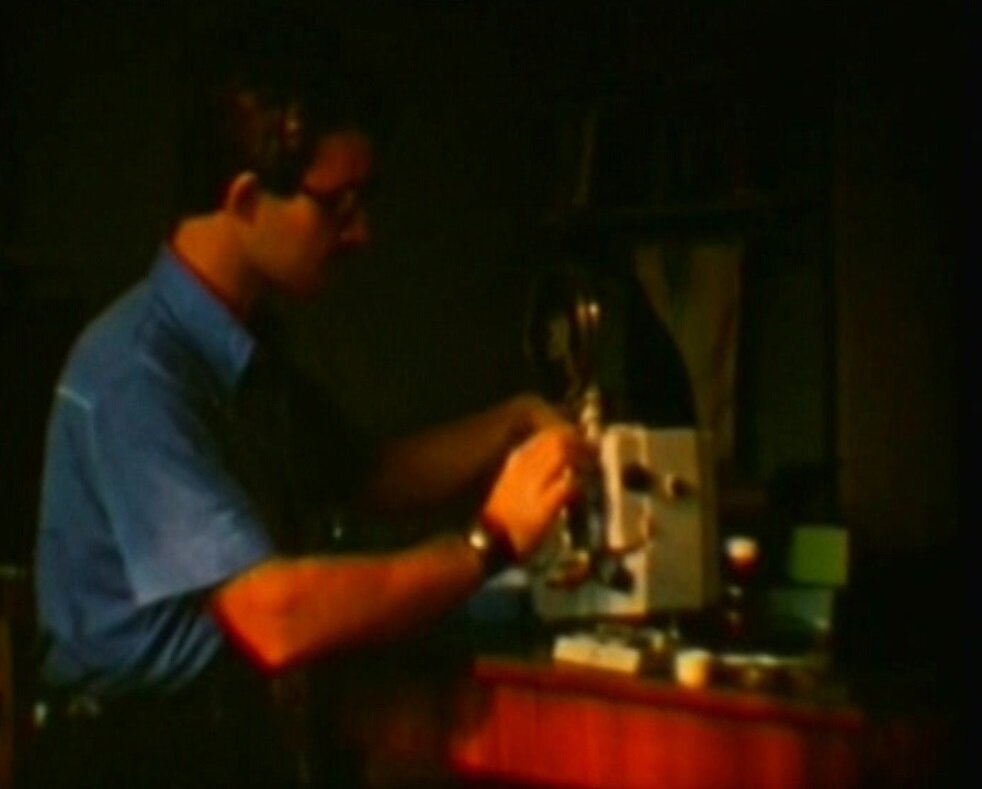 Автор за кройкой и шитьём очередного киношедевра в общежитии МГУ. Тремя годами раньше за фильм по материалам школьного музея получил медаль "Юного участника ВДНХ" и премию 25 рублей.