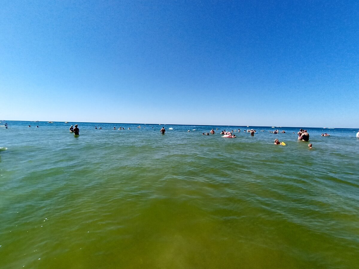 Я еще не видел ни одного человека, который бы купался в одноразовой защитной маске. Фото автора.