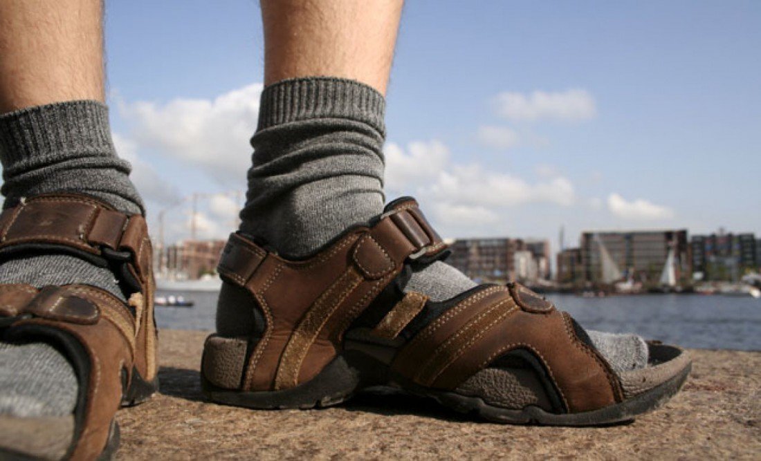 Наступление летнего сезона поднимает вопросы стиля по отношению ношения любой обуви без носков. Анекдоты на эту тему уже поднадоели,  обсуждается реже.