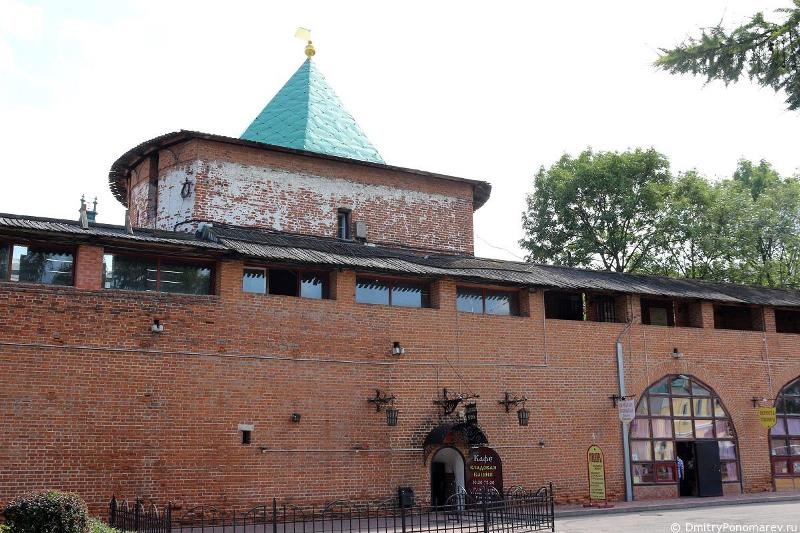 В тыловой стене верхнего яруса башни видно это злополучное окно