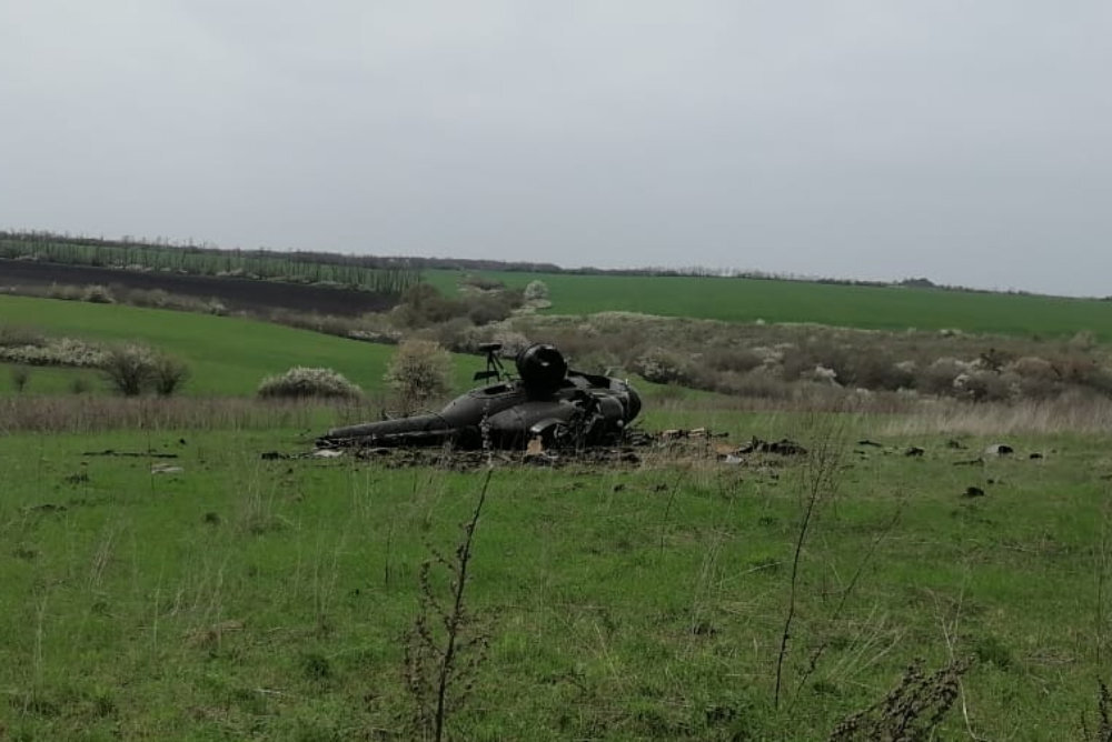 Фото: пресс-служба ГУ МЧС по Краснодарскому краю в Мостовском районе Краснодарского края при заходе на посадку упал вертолет Ми-2. В результате аварии есть погибший, сообщает пресс-служба ГУ МЧС по Краснодарскому краю .По информации ведомства, крушение произошло в 12:30. Упавший борт проводил обработку сельскохозяйственных угодий. В результате погиб один человек. На месте работает оперативная группа районного пожарно-спасательного гарнизона. Последствия аварии ликвидируют 17 человек, они используют 8 единиц техники. О причинах падения вертолета пока не сообщается.