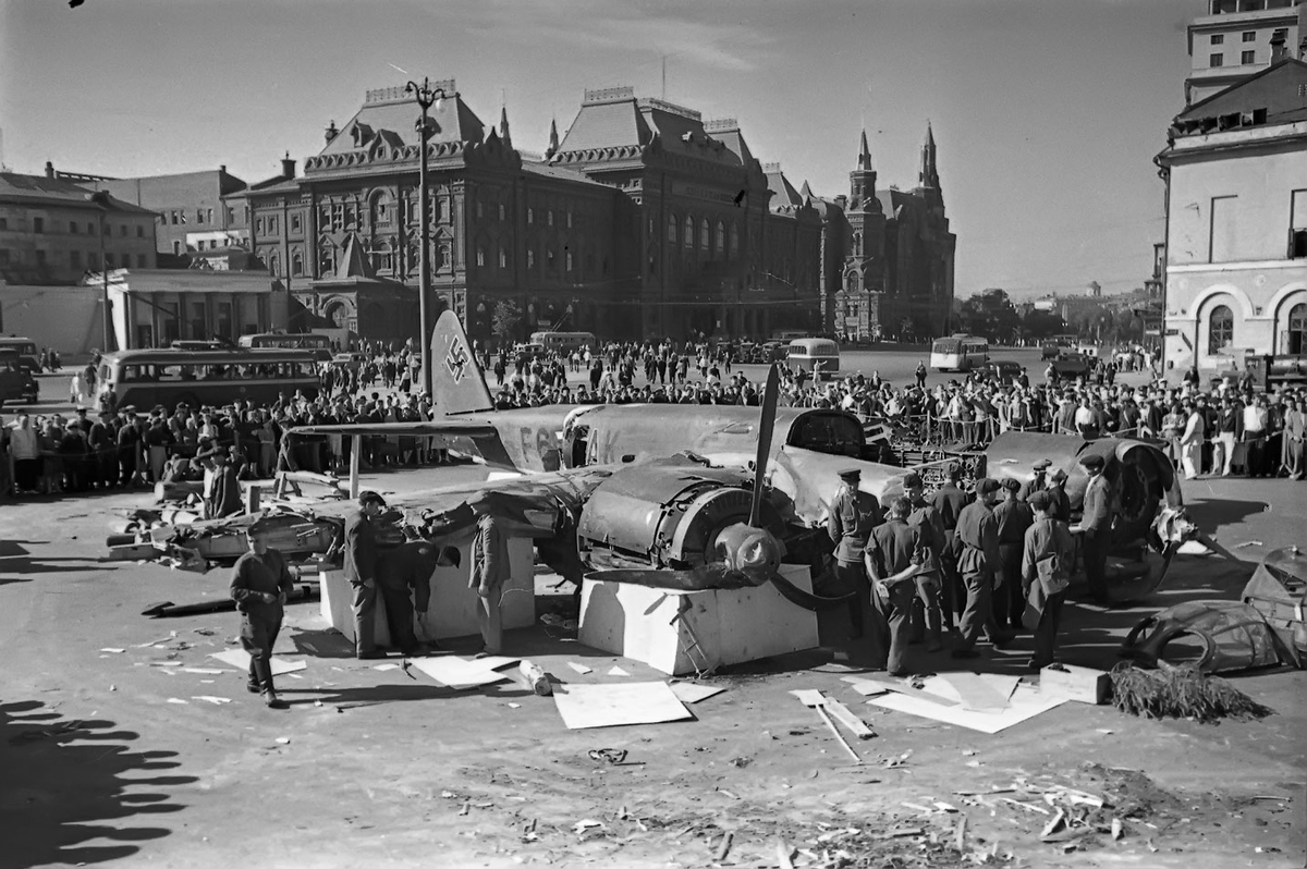 Сбитый немецкий самолет-разведчик Ю-88  в Москве