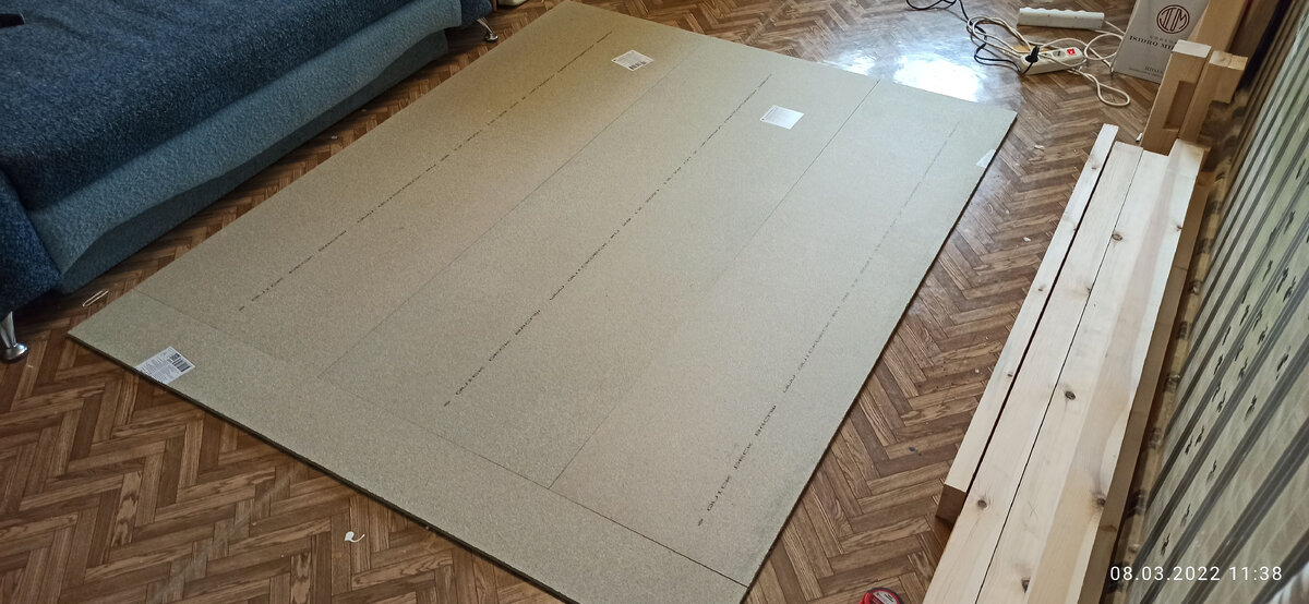 ДСП распилено первым, по нему будут выравниваться углы кровати