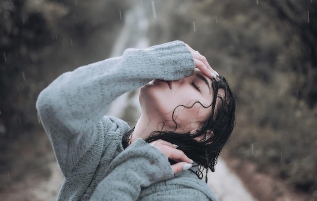 Фото из источника: https://ru.freepik.com/premium-photo/sad-young-woman-cry-with-palm-to-face-on-the-street-desperate-woman-crying-loneliness-concept_27562599.htm#page=2&query