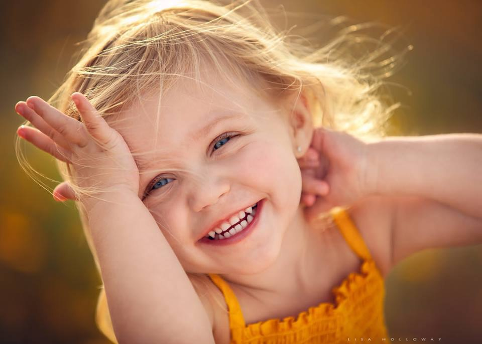 Видео про улыбающихся. Улыбка ребенка. Счастливый ребенок. Счастливые улыбки детей. Девочка смеется.