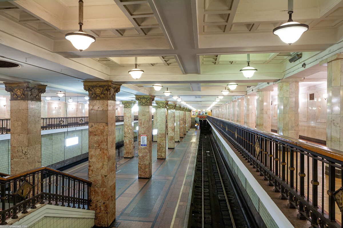 Фото станции метро комсомольская в москве