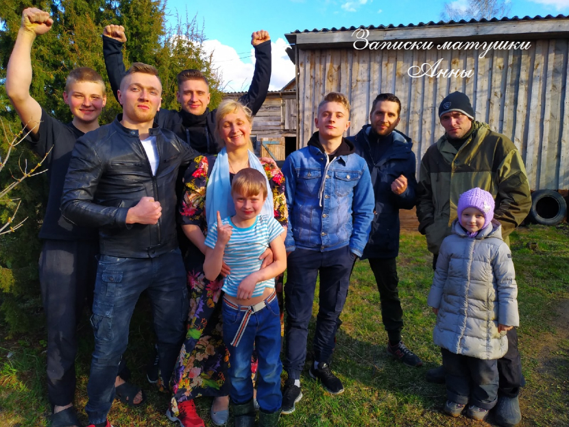 Наши казаки-разбойники 2020 год, немного спонтанное фото, поэтому разгильдяйский вид)), справа зять с внучкой, остальные сыновья.