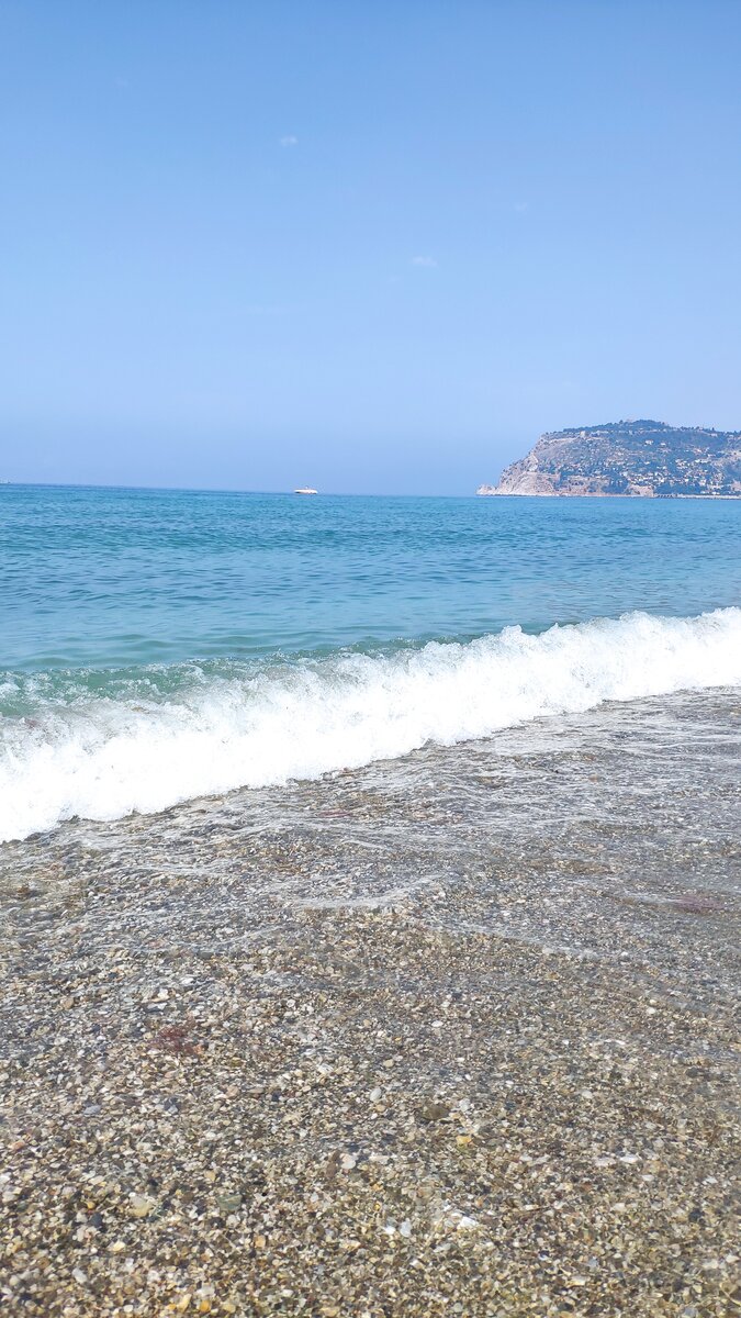 Пляж песчано-галечный. На входе в воду местами плиты и камни. 