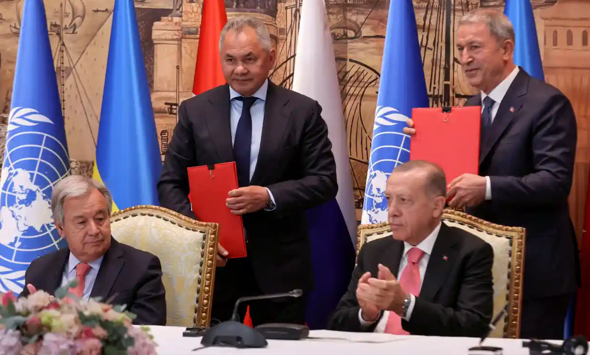 Генеральный секретарь ООН Антониу Гутерриш, министр обороны России Сергей Шойгу и президент Турции Реджеп Тайип Эрдоган на церемонии подписания Фото: Юмит Бекташ/Reuters