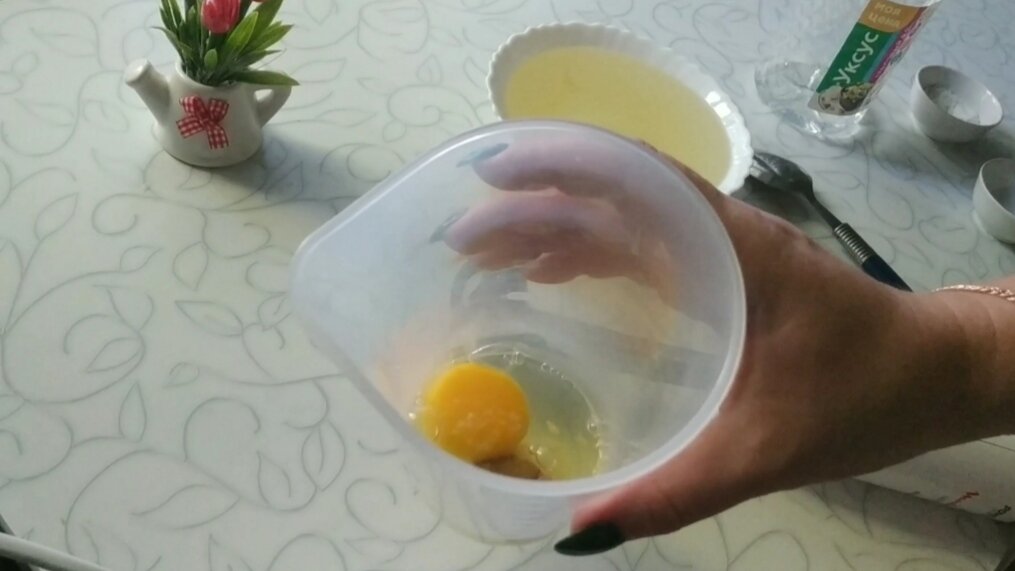 Разбиваем яйцо