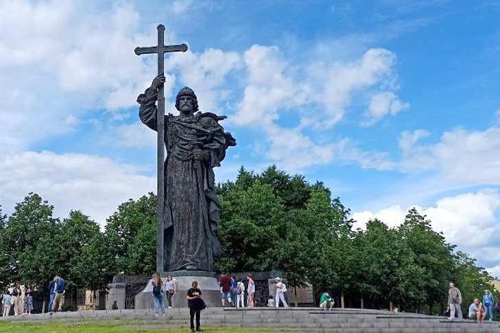    Памятник князю Владимиру на Боровицкой площади в Москве. Фото VN,ru