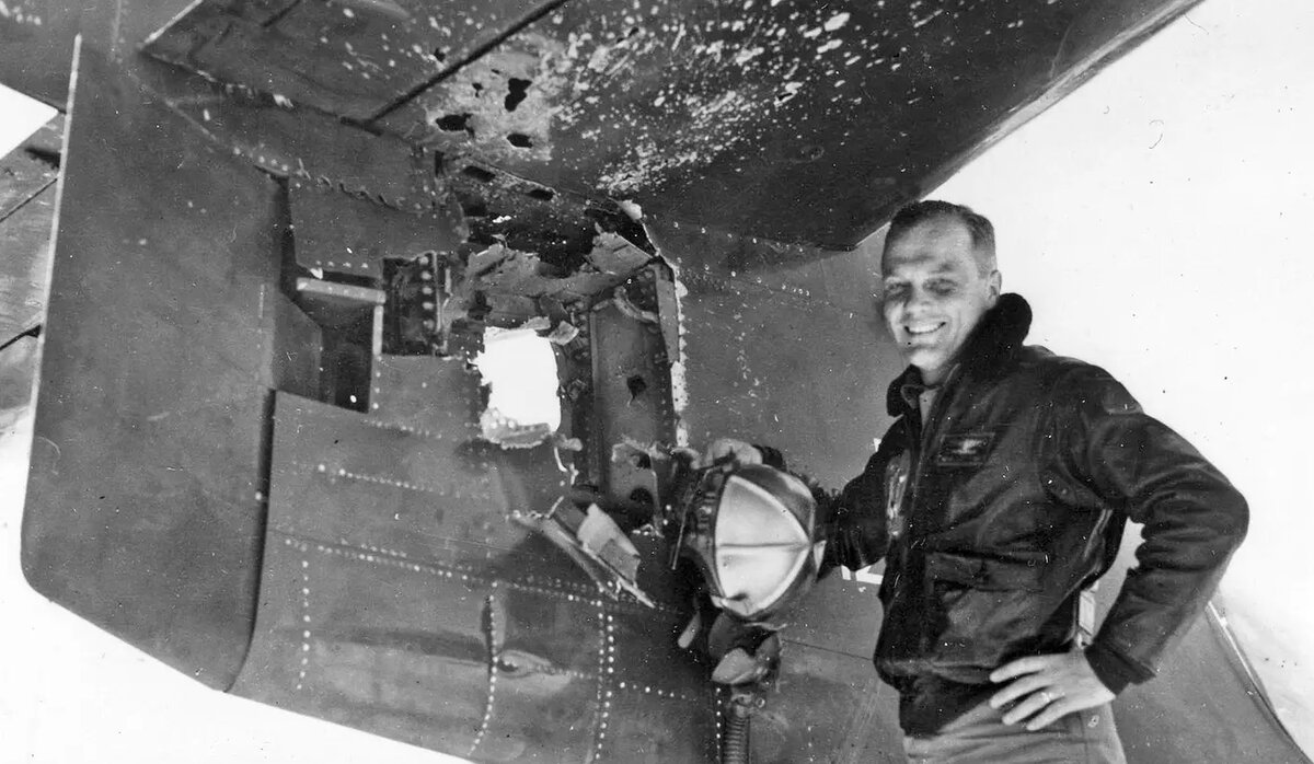 Джон Глен у своего истребителя Grumman F9F Panther после возвращения на аэродром