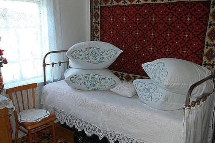 Фото из интернета. У бабушки не было ковриков,  а кровать такая же