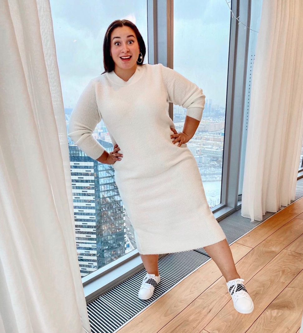 Добрый день. Меня зовут Вика, я — семейный психолог, телеведущая, автор книг «Это же ребенок» и «Это же любовь» и мама троих детей.